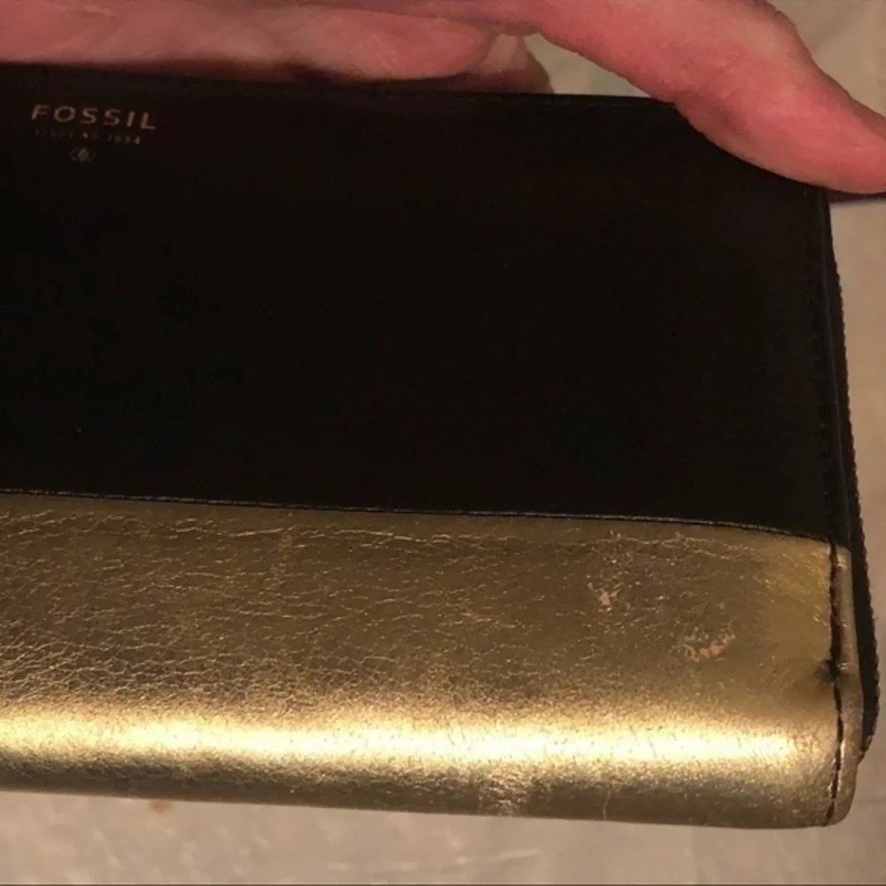 Fossil black and gold leather wristlet clutch wallet